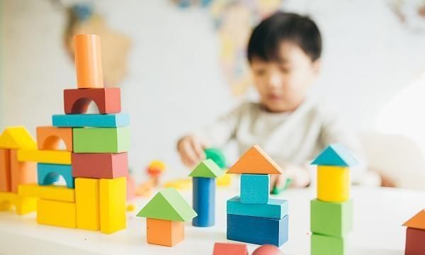 關(guān)注自閉癥｜和大家一樣正常長大 我的孩子為何突然不說話？